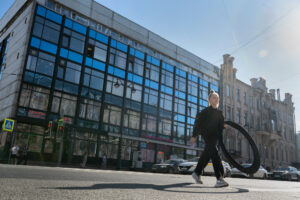 «Я здесь до последнего. Пока не придут и не выкопают яму». Истории предпринимателей из дома быта, который собираются снести ради «Театральной»