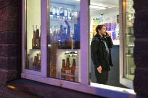 «Мы все эти сухие законы уже проходили». Как прошла первая ночь работы закона о «наливайках». Репортаж «Бумаги»