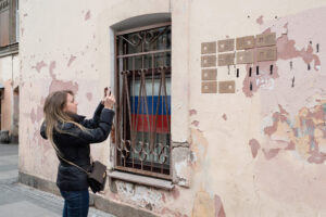 Появляются и исчезают. Загадочная история 16 табличек с улицы Рубинштейна с именами репрессированных. Невидимое противостояние вокруг них длится больше пяти лет