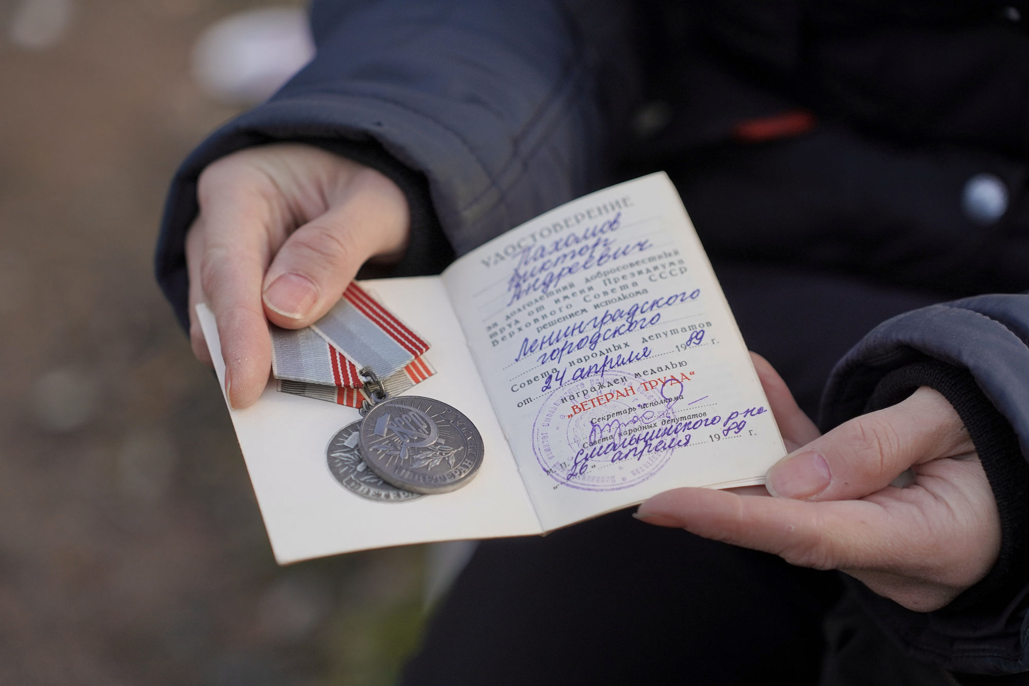 Медаль Ветерана труда отца Татьяны. Фото: «Бумага»