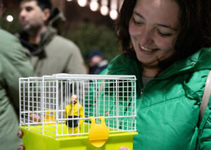 Михеила Закареишвили арестовали за «блокировку тротуара». Друзья принесли на акцию его миниатюрную фигурку в клетке