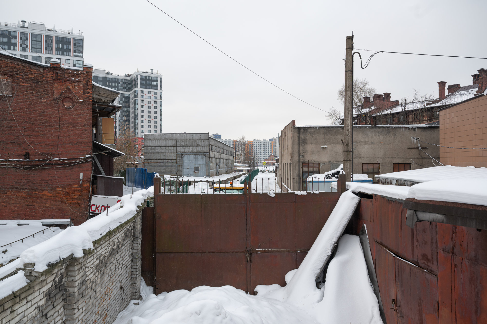 Вид на бывшие железнодорожные пути со стороны Московского проспекта. Территория БЦ «Маяк». Фото: «Бумага»