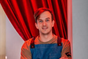 «Сталин, которого захейтили ваши подписчики, — он появился случайно. У нас там Иисус был». Мы расспросили Михаила Лапега, основателя трех тбилисских баров и одного гроушопа, об историях, которые сопровождают его бизнес