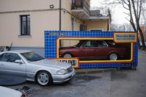 Петербуржец в память о погибшем друге построил «игрушечную коробку» для своих настоящих машин. За четыре года она стала местной достопримечательностью 