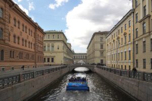 По рекам и каналам уже можно покататься на катерах. Рассказываем, как изменилась стоимость водных прогулок, и какие новые маршруты появились в Петербурге