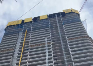 Фанера упала с высотки на Важа-Пшавела