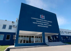 Соискатель убежища хотел уехать из Грузии. Его, по всей видимости, задержали и хотят выдворить