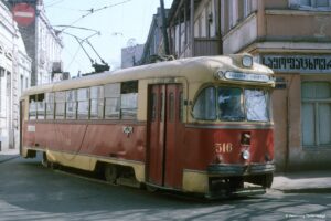 В Тбилиси раньше ездили трамваи и троллейбусы. Посмотрите, как тогда выглядел город