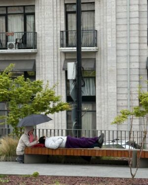 Родители детей с мышечной дистрофией Дюшенна ночуют у здания администрации правительства уже неделю. По их словам, полиция не разрешает им поставить палатки