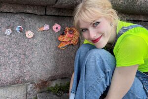 Алина приклеивает к зданиям (не историческим) человечков и расписывает клумбы. Читайте, сколько ее работ уцелели и какой в них смысл