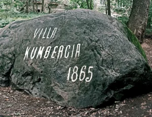 Во дворе у «Удельной» лежит валун с надписью Villa Kumbercia 1865. Откуда он взялся? И что такое Kumbercia?